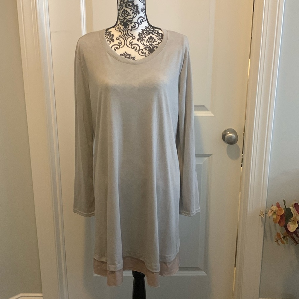 NWOT.  Woman’s long sleeve tunic style top with round neckline and contrast hem.